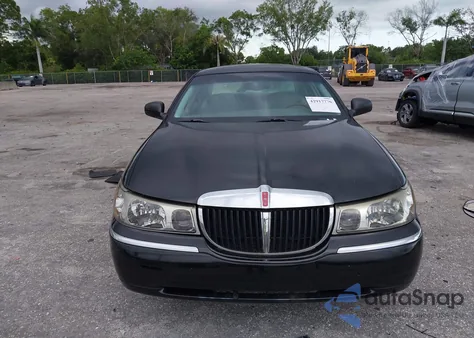 2002 Lincoln Town Car Signature z USA, uszkodzony, nr VIN 1LNHM82W52Y609057